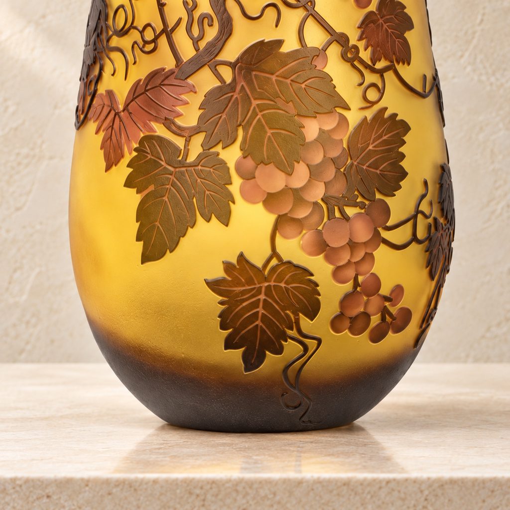 Vase en verre multicouche à décor de vigne et raisins, détail bas vase