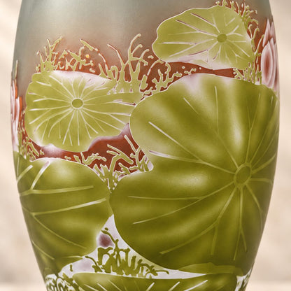 Vase camée en verre multicouche décor nénuphars et lotus, détail grande feuille