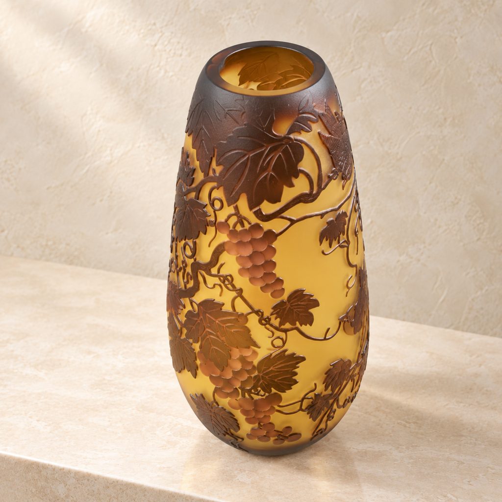 Vase en verre multicouche à décor de vigne et raisins, vue plongeante