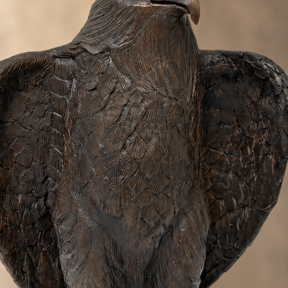 Aigle aux ailes déployées en bronze patiné sur socle, vue 3