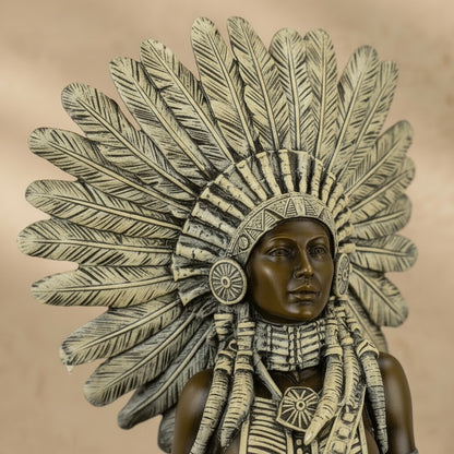 Sculpture en bronze d'un chef indien avec coiffe de plumes détaillée et patine bicolore