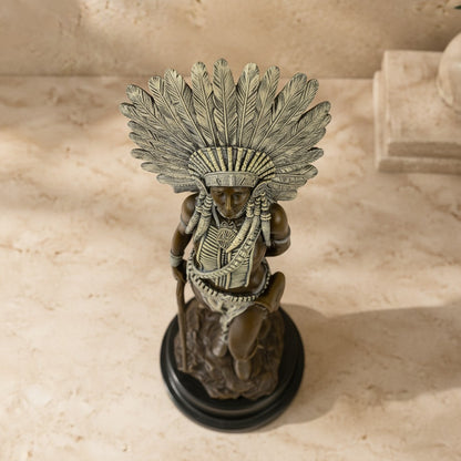 Sculpture en bronze d'un chef indien avec coiffe de plumes et fusil sur socle en marbre noir