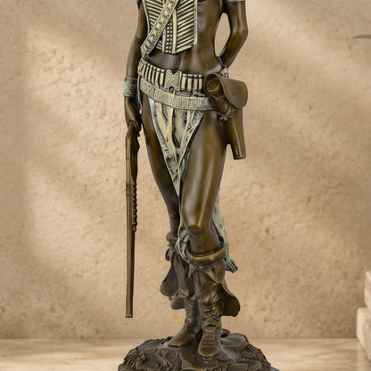 Sculpture en bronze d'un chef indien avec fusil, patine bicolore sur socle en marbre noir