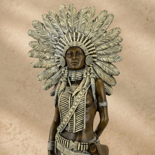 Sculpture en bronze d'un chef indien avec coiffe de plumes détaillée sur socle en marbre noir