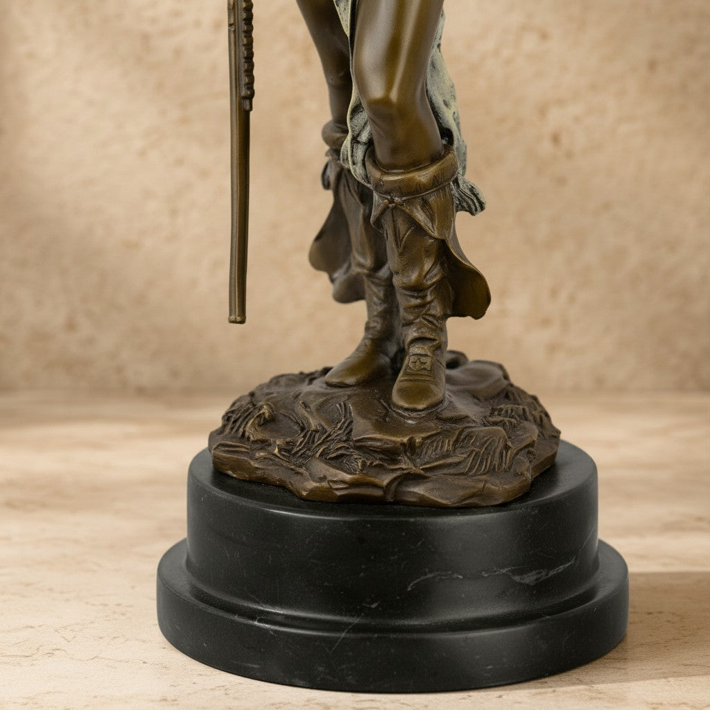 Sculpture en bronze représentant un chef indien avec fusil sur socle en marbre noir