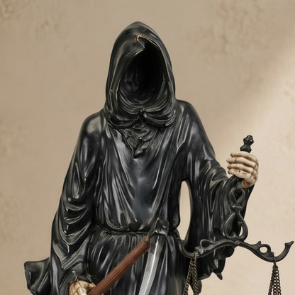 Sculpture en bronze noir représentant la Faucheuse avec une balance et une faux, détails ivoire