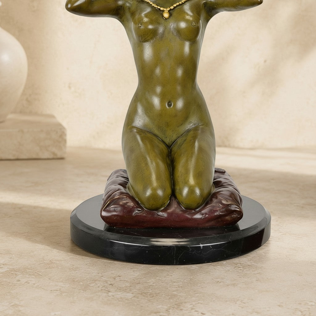 Sculpture en bronze vert-olive représentant une femme agenouillée sur un coussin bordeaux et socle marbre