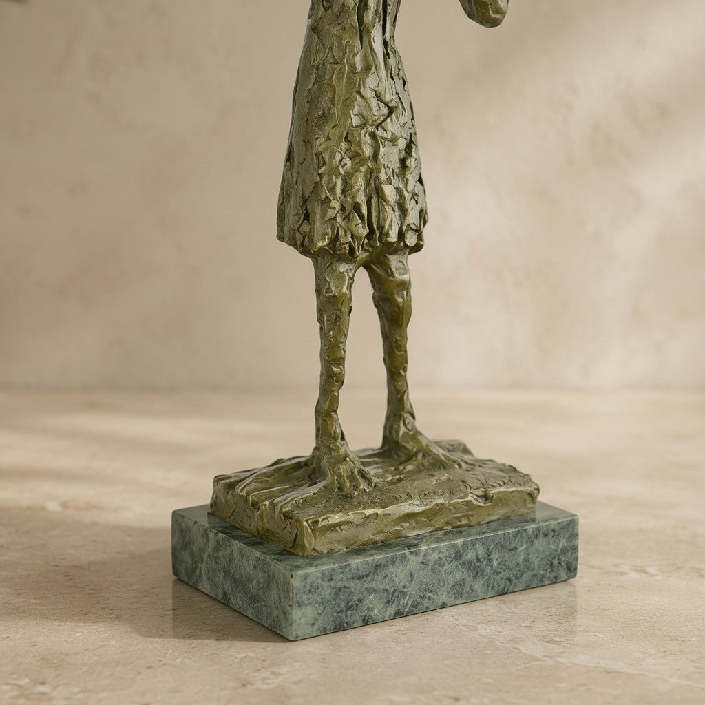 Sculpture en bronze patiné vert-doré représentant une fillette sur un socle en marbre