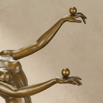 Sculpture Art Déco en bronze représentant une jongleuse aux balles en équilibre sur les mains