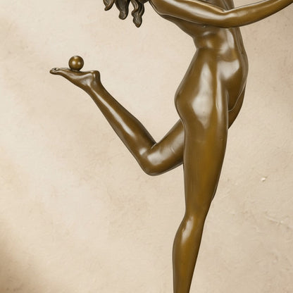 Sculpture en bronze patiné représentant une jongleuse Art Déco en équilibre sur un socle en marbre