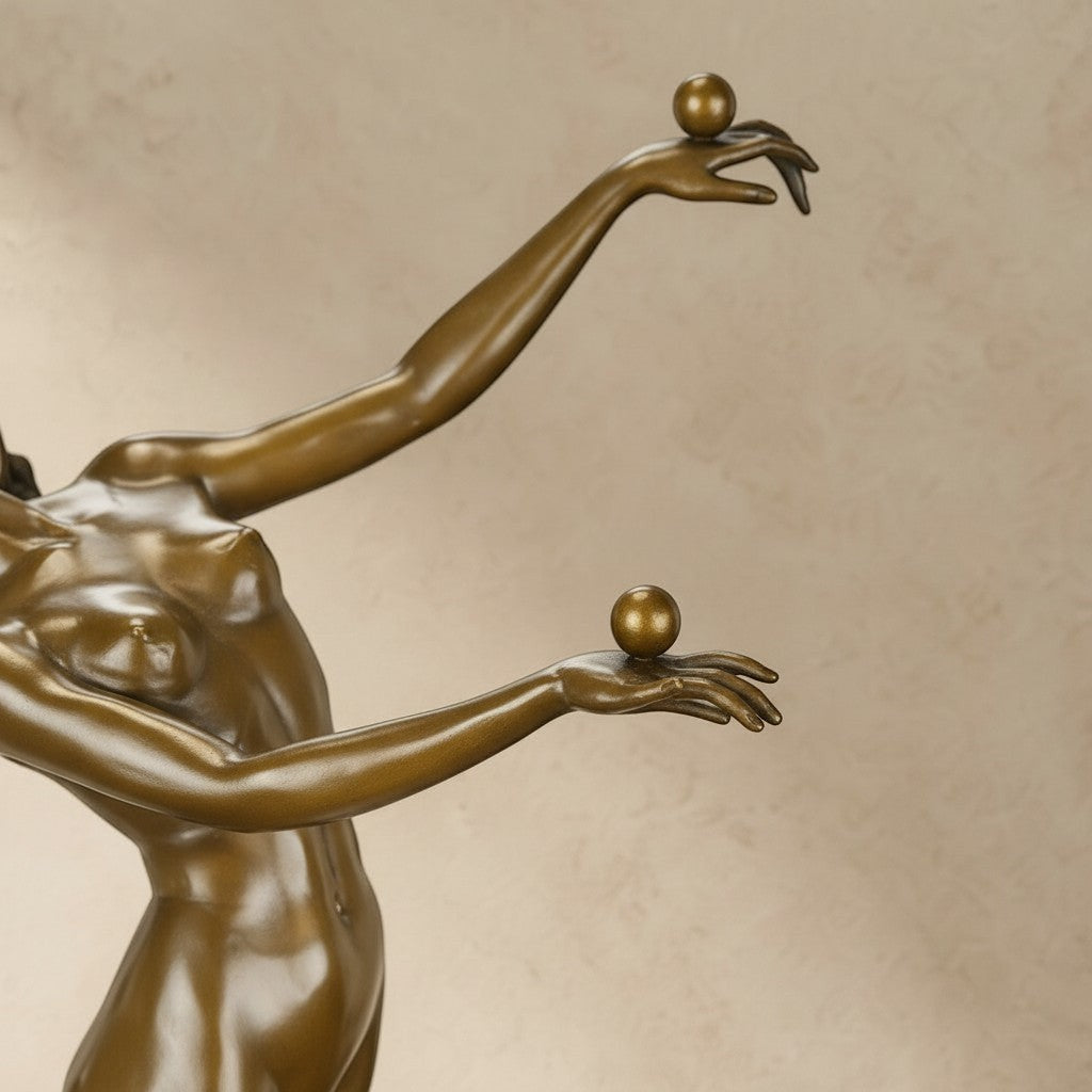 Sculpture en bronze patiné représentant une jongleuse Art Déco avec des balles en équilibre