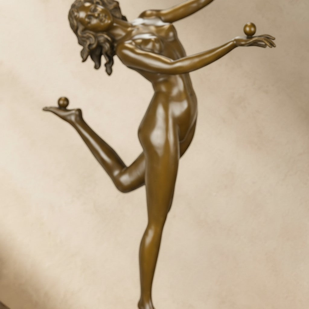 Sculpture en bronze patiné style Art Déco représentant une jongleuse aux balles sur socle en marbre