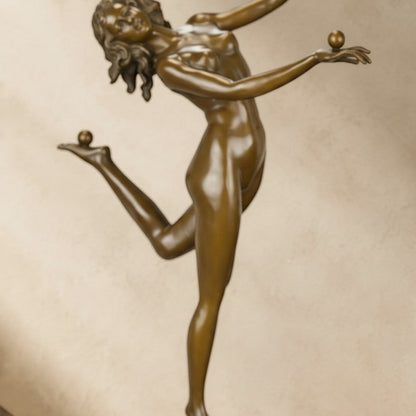 Sculpture en bronze patiné style Art Déco représentant une jongleuse aux balles sur socle en marbre
