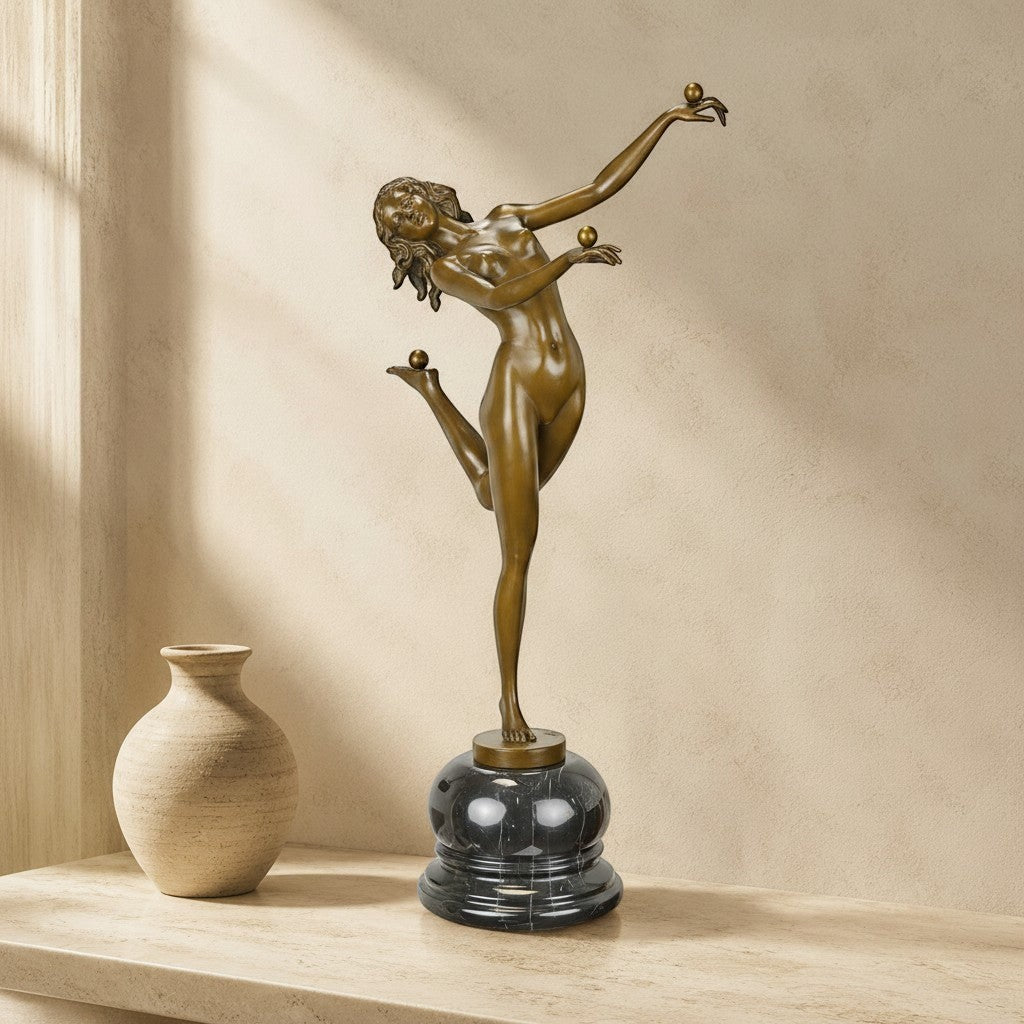 Sculpture en bronze patiné style Art Déco représentant une jongleuse sur socle en marbre noir
