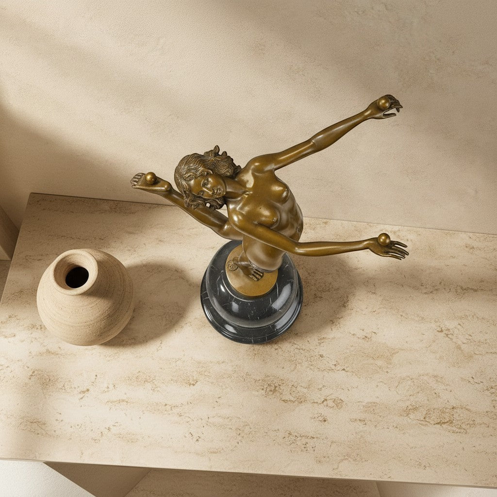 Sculpture en bronze Art Déco représentant une jongleuse sur un socle en marbre noir veiné