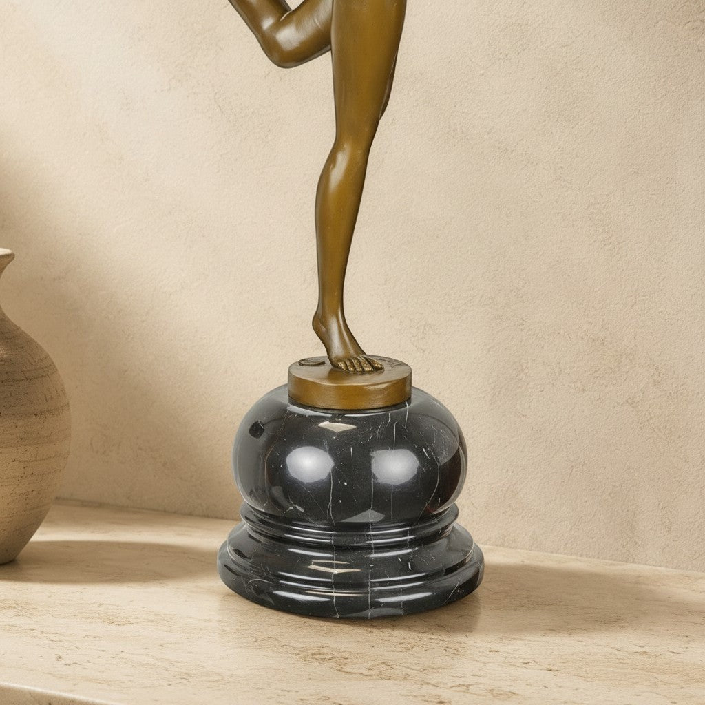 Sculpture en bronze patiné représentant une jongleuse Art Déco sur socle en marbre noir veiné