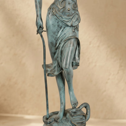 Sculpture Dame Justice en bronze patine vert-de-gris avec épée et serpent sur socle en marbre noir