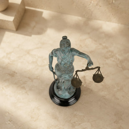 Sculpture en bronze de Dame Justice avec patine vert-de-gris sur socle en marbre noir vue de dessus