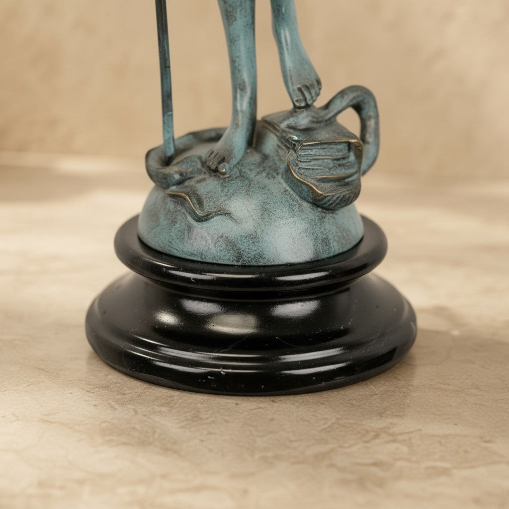 Sculpture Dame Justice en bronze vert-de-gris sur socle en marbre noir avec serpent et livres