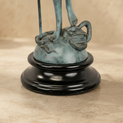 Sculpture Dame Justice en bronze vert-de-gris sur socle en marbre noir avec serpent et livres