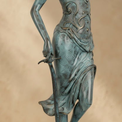 Détail de la sculpture Dame Justice en bronze patine vert-de-gris tenant une épée