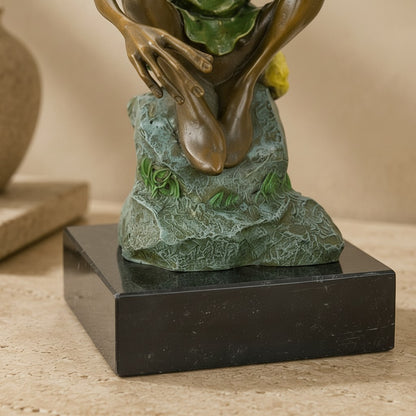 Sculpture en bronze polychrome représentant un lutin rieur sur un rocher avec socle en marbre noir
