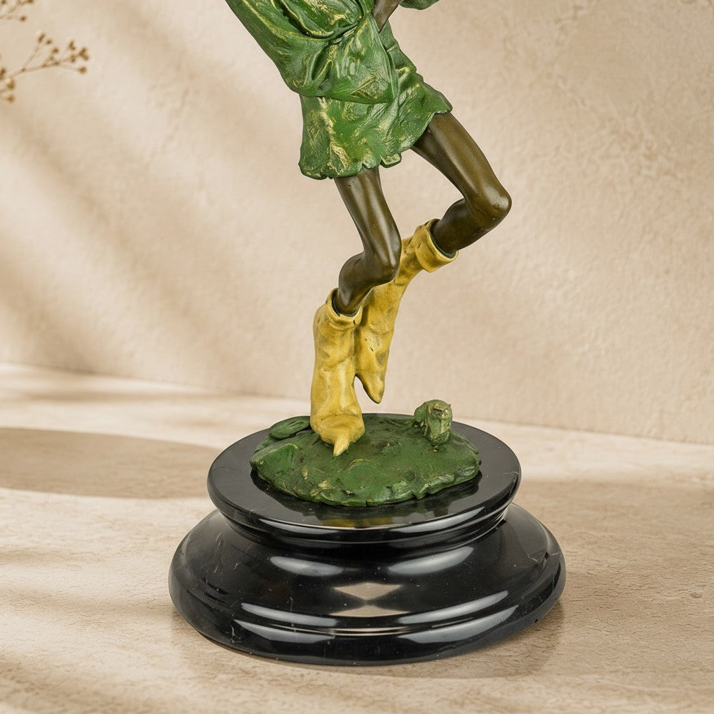 Sculpture en bronze polychrome représentant un lutin musicien sur socle en marbre noir