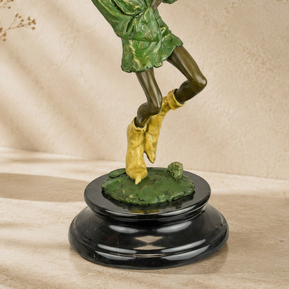 Sculpture en bronze polychrome représentant un lutin musicien sur socle en marbre noir
