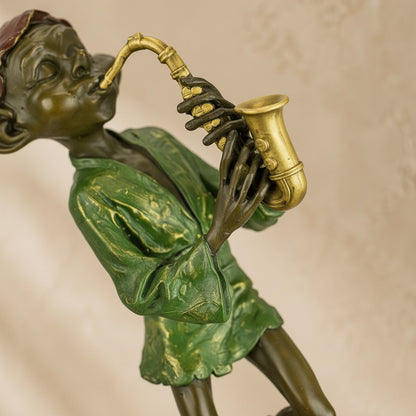 Sculpture en bronze polychrome représentant un lutin jouant du saxophone sur un socle en marbre, vue 6