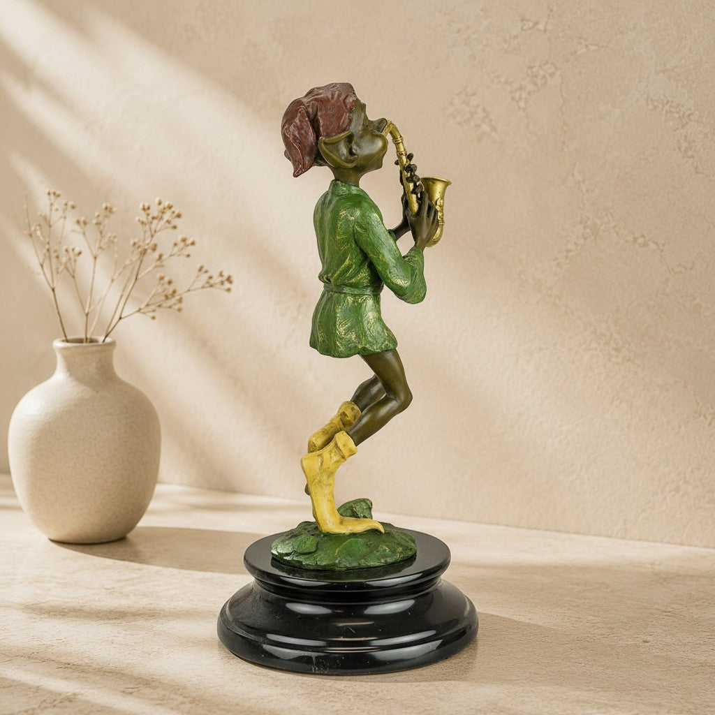 Sculpture en bronze polychrome représentant un lutin jouant du saxophone sur un socle en marbre noir, vue 5