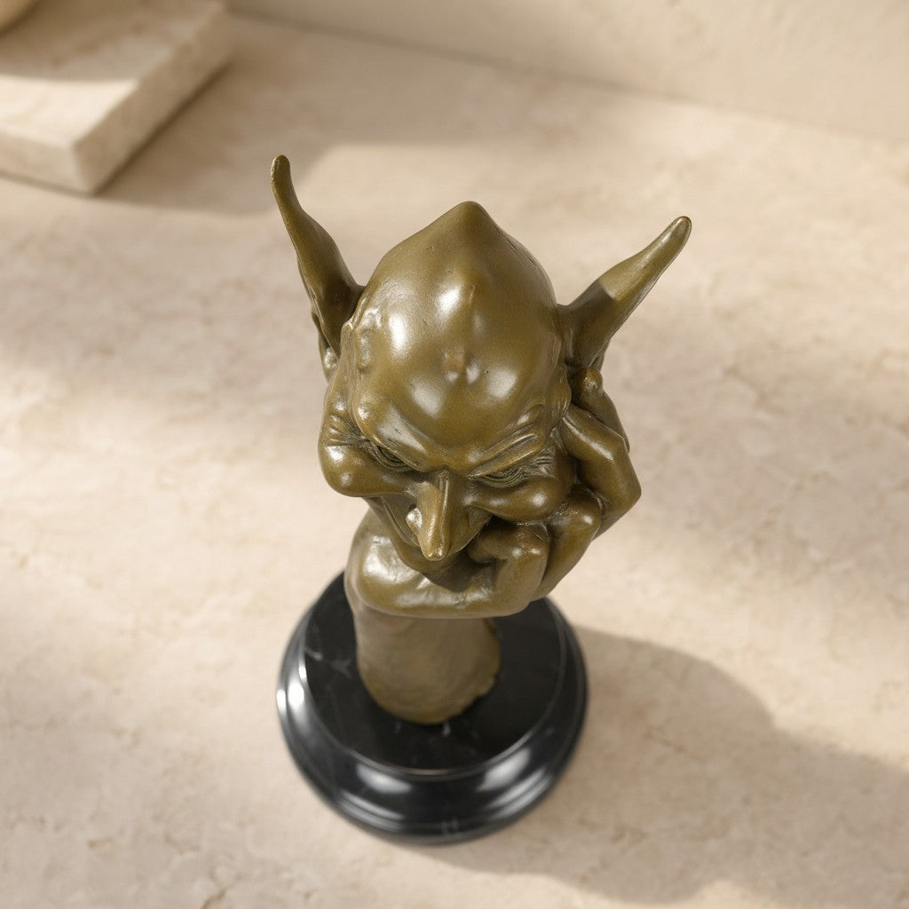 Sculpture en bronze patine brune représentant un lutin songeur sur socle en marbre noir