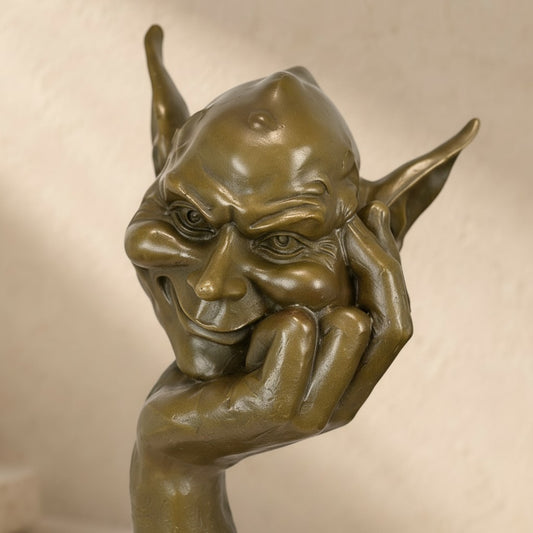 Sculpture en bronze patine brune représentant un lutin songeur avec socle en marbre