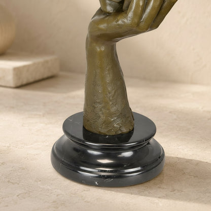 Sculpture en bronze patine brune représentant une main sur socle en marbre noir