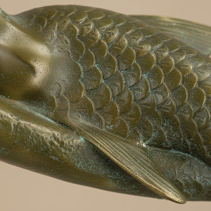 Détail de la queue écaillée en bronze patiné vert-brun de la sculpture sirène