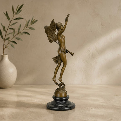 Sculpture en bronze doré représentant une Victoire ailée avec trompette sur un socle en marbre gris