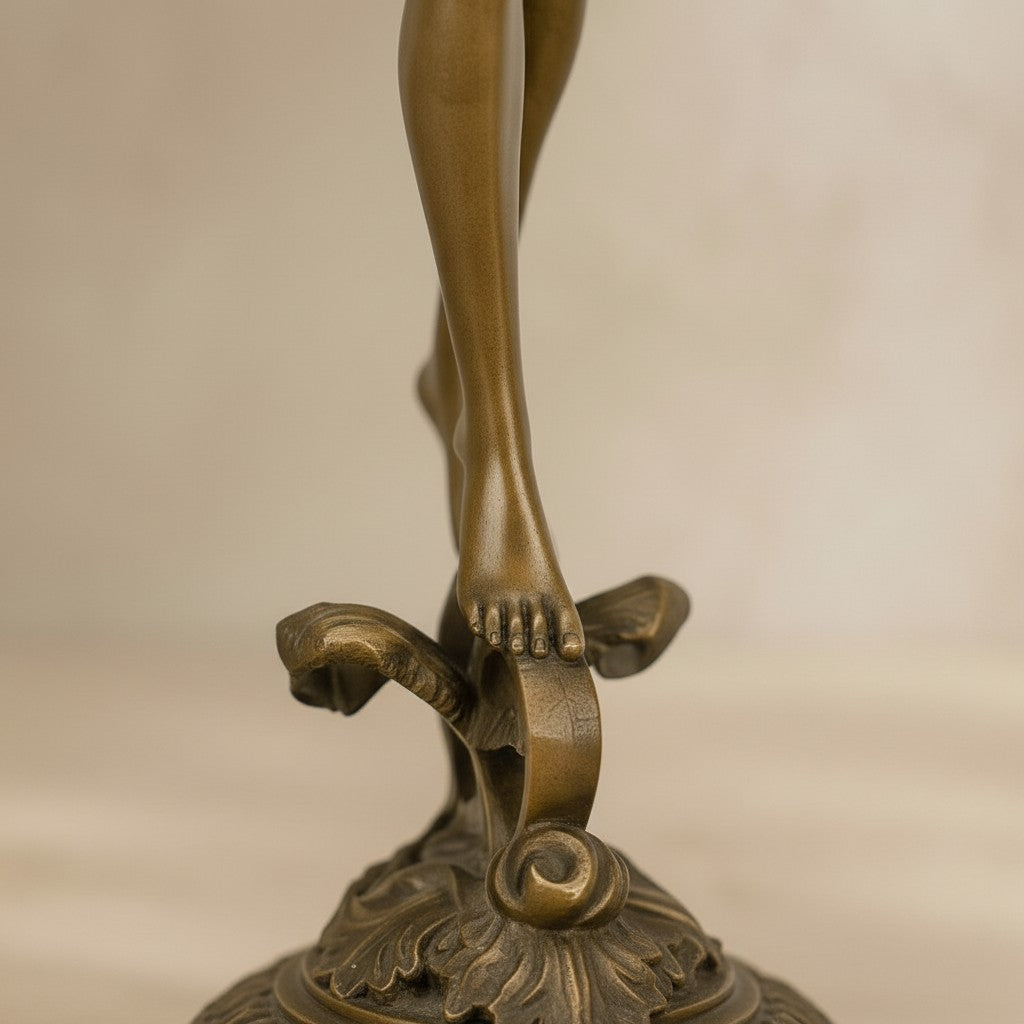 Détail des pieds de la sculpture en bronze représentant une Victoire ailée sur un globe feuillagé