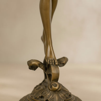Détail des pieds de la sculpture en bronze représentant une Victoire ailée sur un globe feuillagé