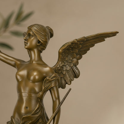 Sculpture en bronze doré représentant une Victoire ailée avec couronne de laurier et trompette