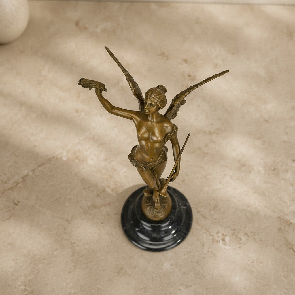 Sculpture en bronze doré représentant une Victoire ailée avec couronne de laurier sur socle en marbre