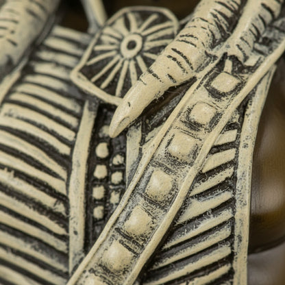 Détail de la coiffe en bronze doré d'une sculpture représentant un chef indien avec des plumes