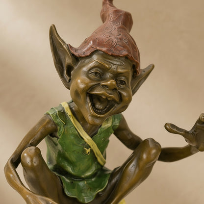 Sculpture en bronze polychrome représentant un lutin rieur aux oreilles pointues avec gilet vert
