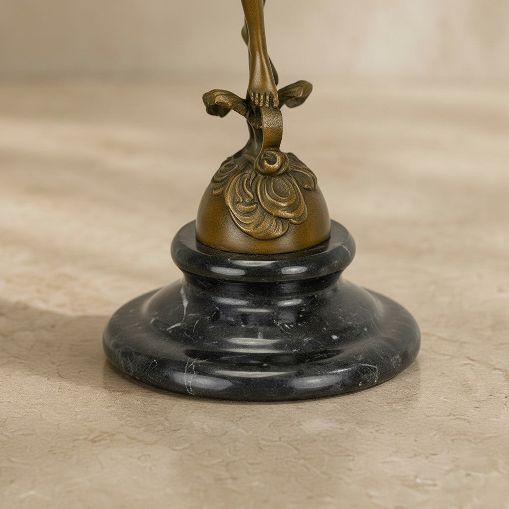 Socle en marbre gris veiné et globe en bronze doré de la sculpture Victoire ailée