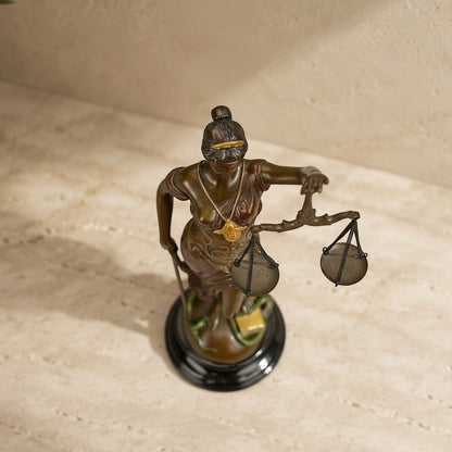 Statue en bronze de Thémis, déesse de la justice, avec balance et socle en marbre noir