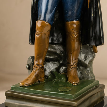 Détail des bottes en bronze polychrome de la statuette de Napoléon Bonaparte sur socle en marbre
