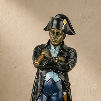 Statuette de Napoléon Bonaparte en bronze polychrome, bras croisés avec longue-vue, sur socle marbre