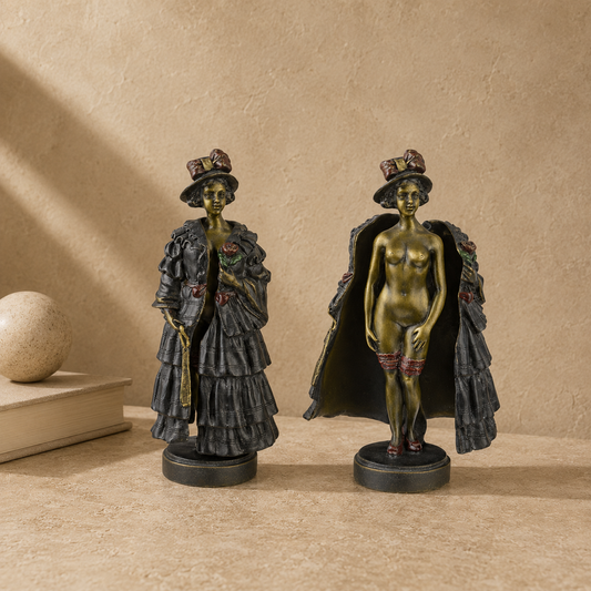 Bronze érotique à transformation, femme au manteau