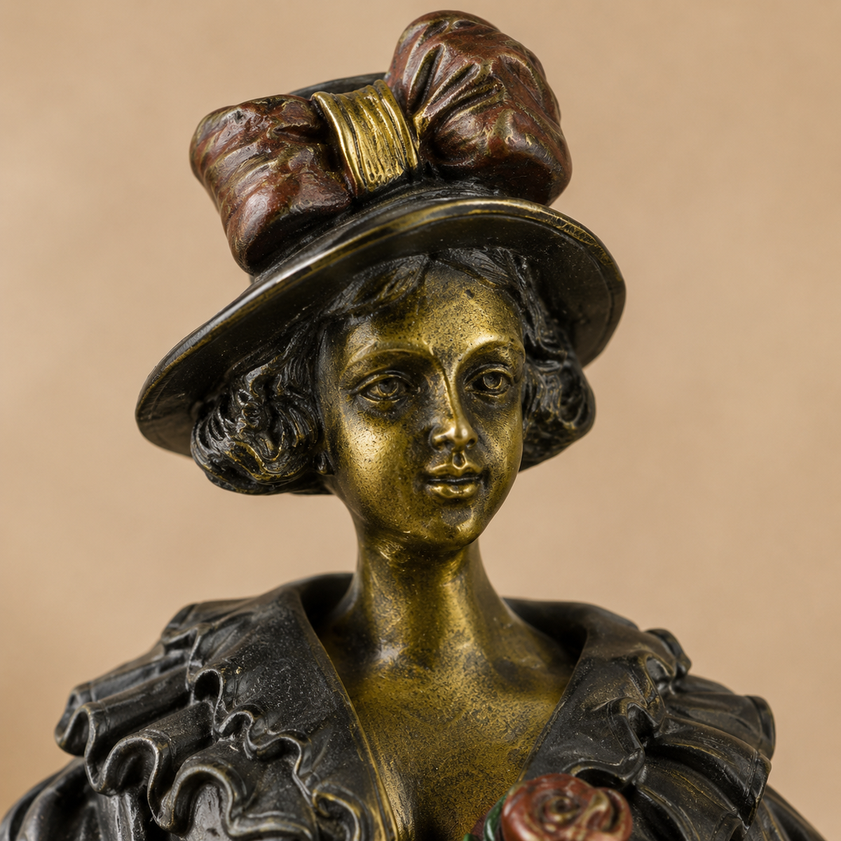 Bronze érotique à transformation, femme au manteau, vue 2