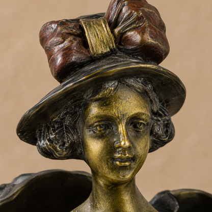 Bronze érotique à transformation, femme au manteau, vue 3