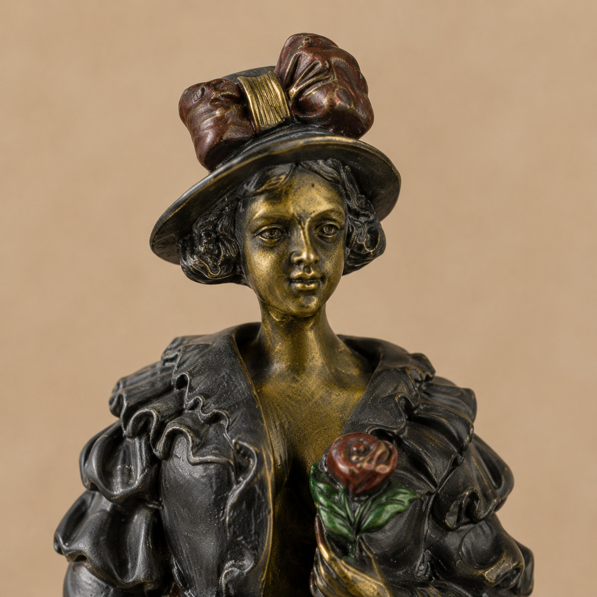 Bronze érotique à transformation, femme au manteau, vue 4