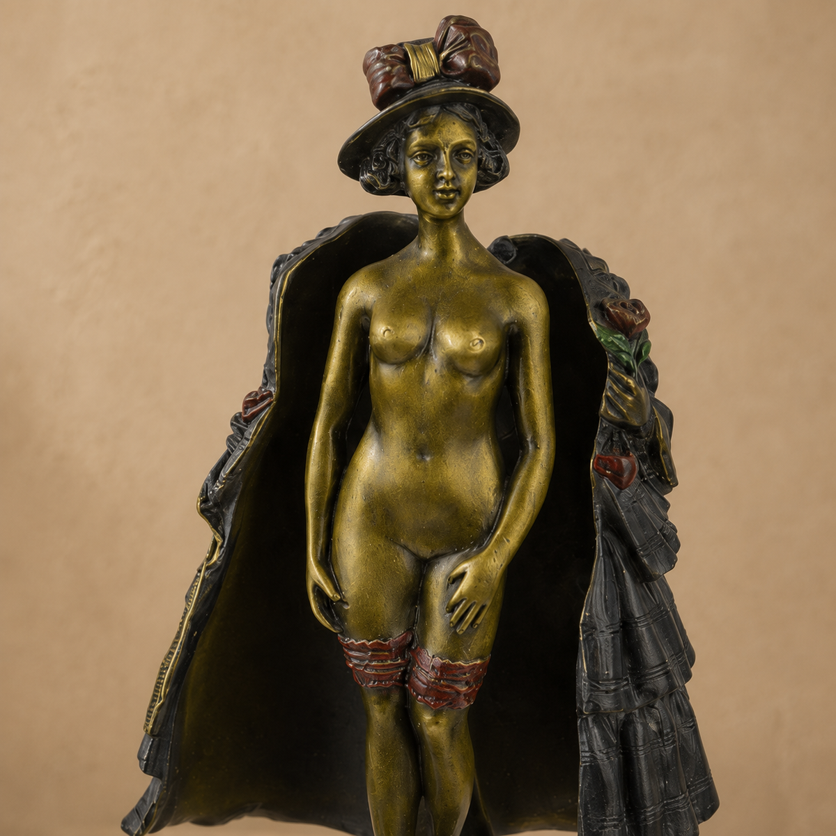 Bronze érotique à transformation, femme au manteau, vue 5